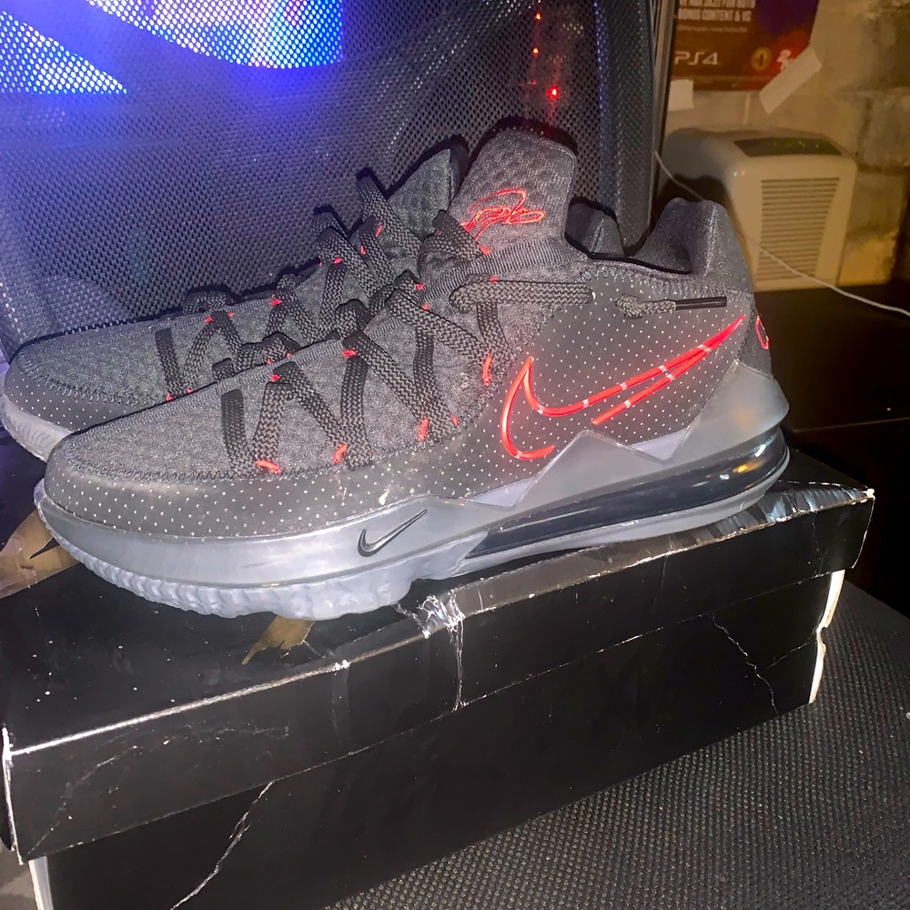 Lebron 17 low - Bred